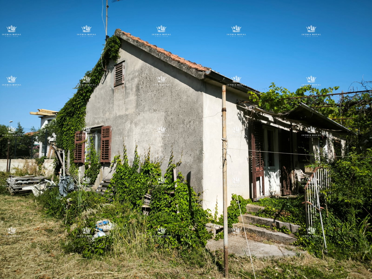 Casa da ristrutturare su terreno con tutte le utenze – ideale per la famiglia